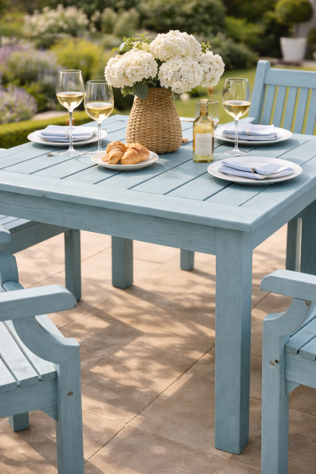 Winawood Sandwick Square Dining Set